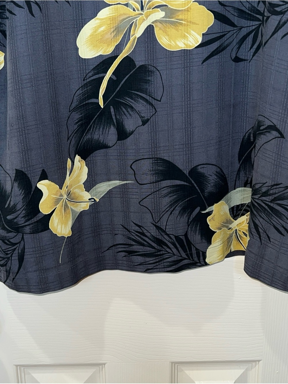 Tommy Bahama Men 100% Silk Gray Yellow Floral Hawaiian Shirt Sz S Resort Beach - Picture 12 of 14